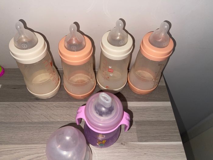 Lot de 4 biberons  MAM + 1 bib à poignée - photo numéro 2