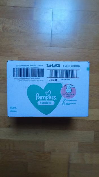 1 carton de  12 paquets de lingettes Pampers sensitive