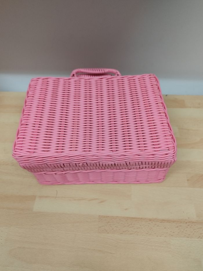 Malette rose en scoubidou
Dimension 25 cm x 18 cm x x 12,5 cm - photo numéro 4