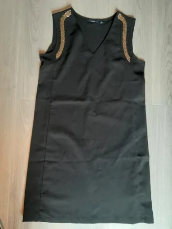 Kiabi petite robe noire avec perles dorées 38