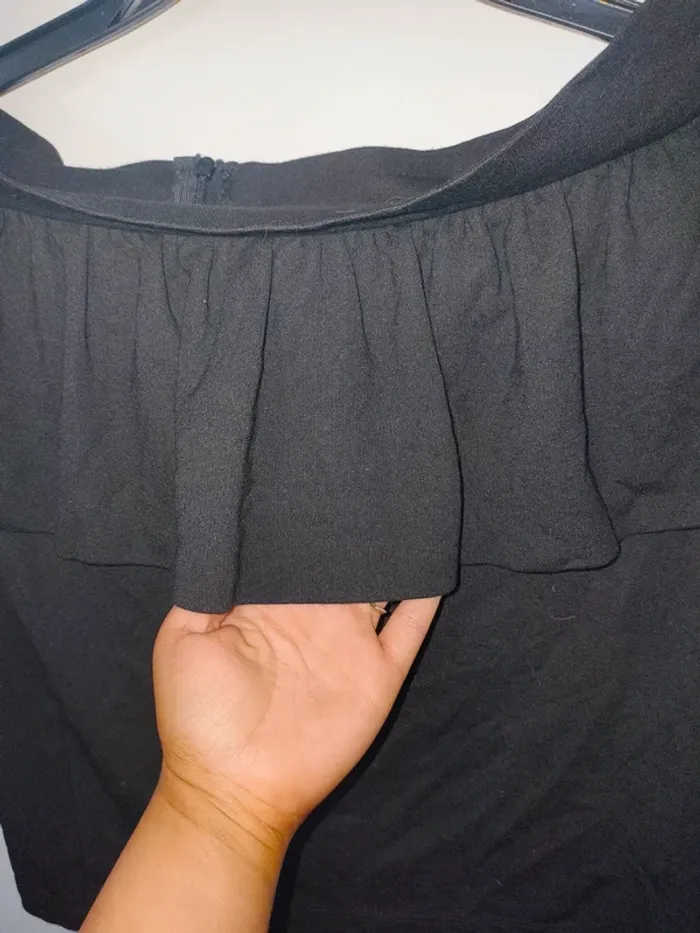 Mini jupe avec volant taille 42/44 excellent état 2 euros - photo numéro 4
