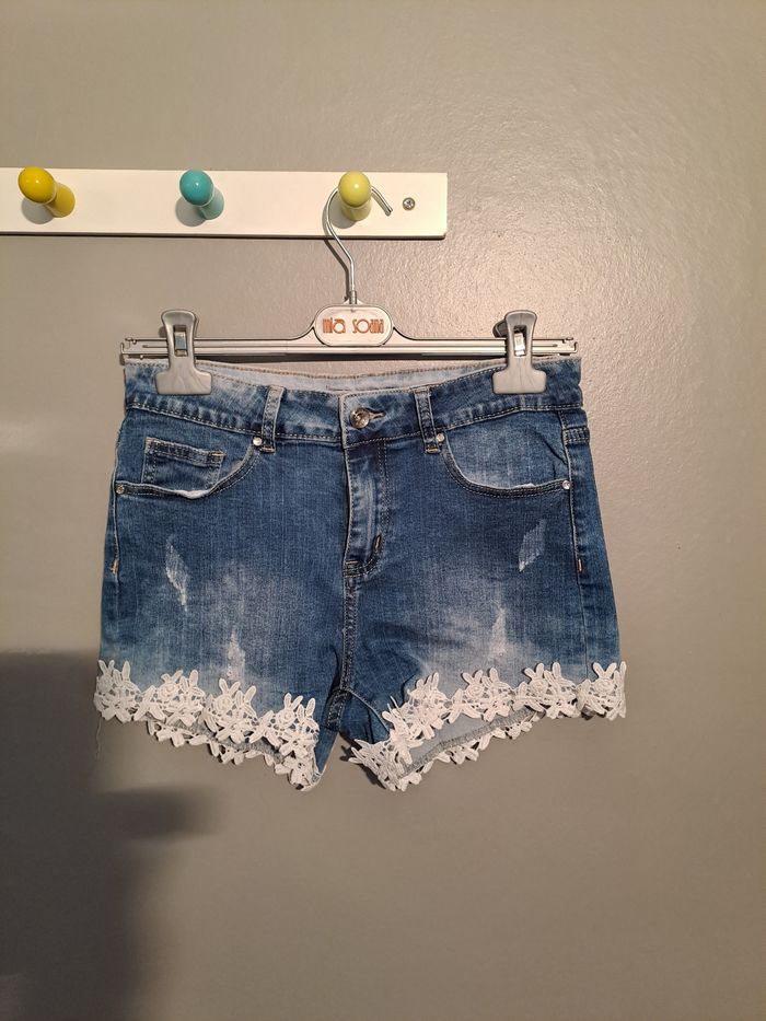 Short en jean avec dentelle - Marque Realty/Denimart - Taille 38 - Parfait état.