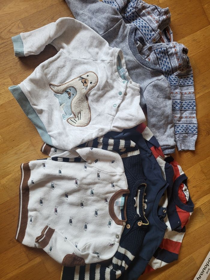 Lot pulls taille 24 mois