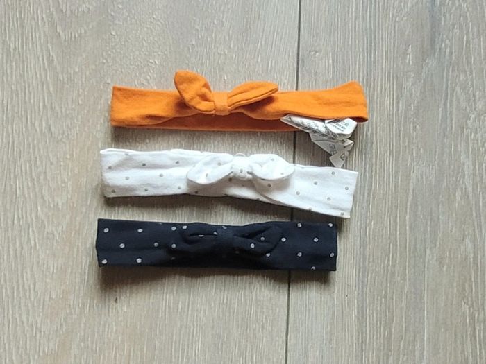 Lot de 3 bandeaux. Bleu marine, blanc et moutarde/camel. Fille 6/12 mois