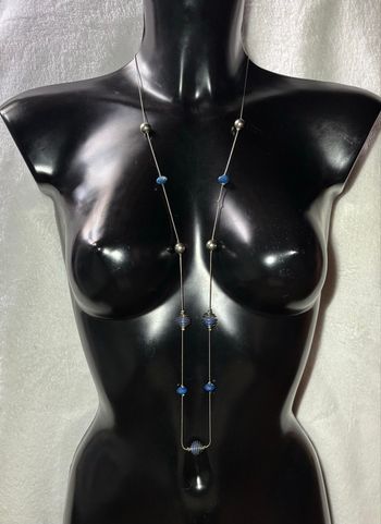 🦋Sautoir argenté et bleu – Élégance moderne