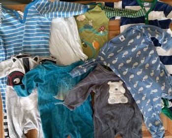 Un carton de vêtements pour garçon en taille 12 mois