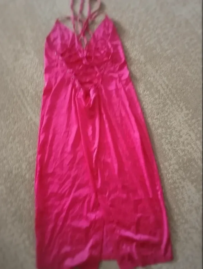 Robe satinée dos nu - photo numéro 2