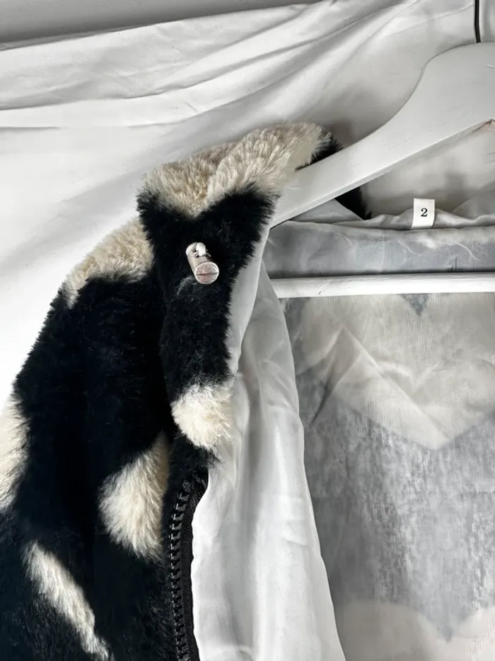 Veste polaire noire YesStyle – Neuve, douce & trop cute avec capuche et cœur blanc - photo numéro 5