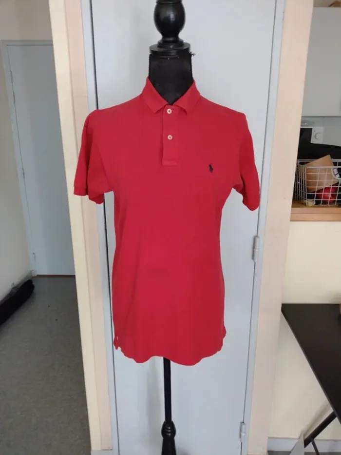Polo Ralph Lauren rouge – taille estimée M – état satisfaisant