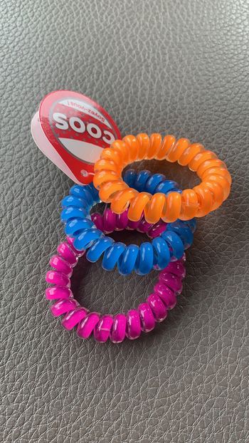 3 bracelets / chouchous neufs