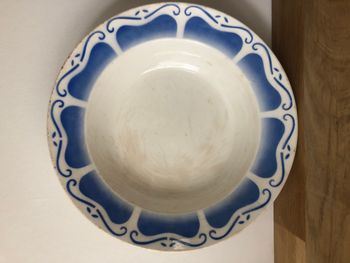Vintage joli plat creux en faïence arabesques bleu roi
