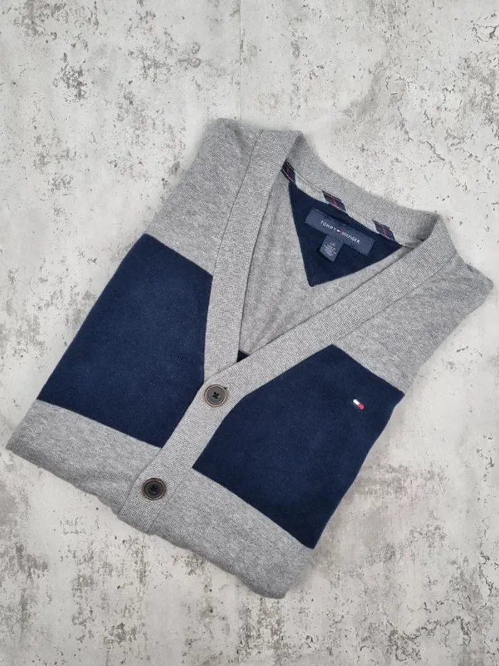 Gilet boutonné Tommy Hilfiger gris clair et bleu marine – Taille L Hommes (mesures en photos)