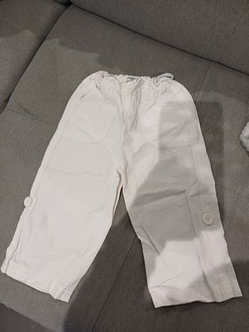 Pantalon blanc 12 mois qui est ajustable  à la taille et retrousable au mollet