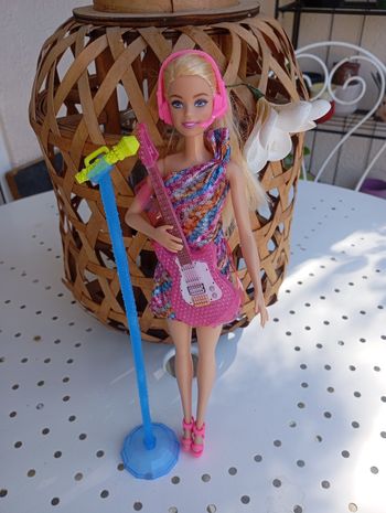Barbie chanteuse et guitariste
