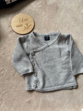 2 gilets Kiabi taille 1 mois