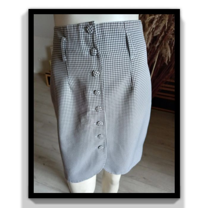 Jolie jupe boutonnée à carreaux taille 36
