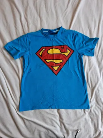 t-shirt  bleu avec dessin de Superman marque Superman taille 11/12 ans, en très bon état