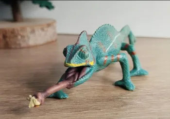 Figurine caméléon animal de la savane