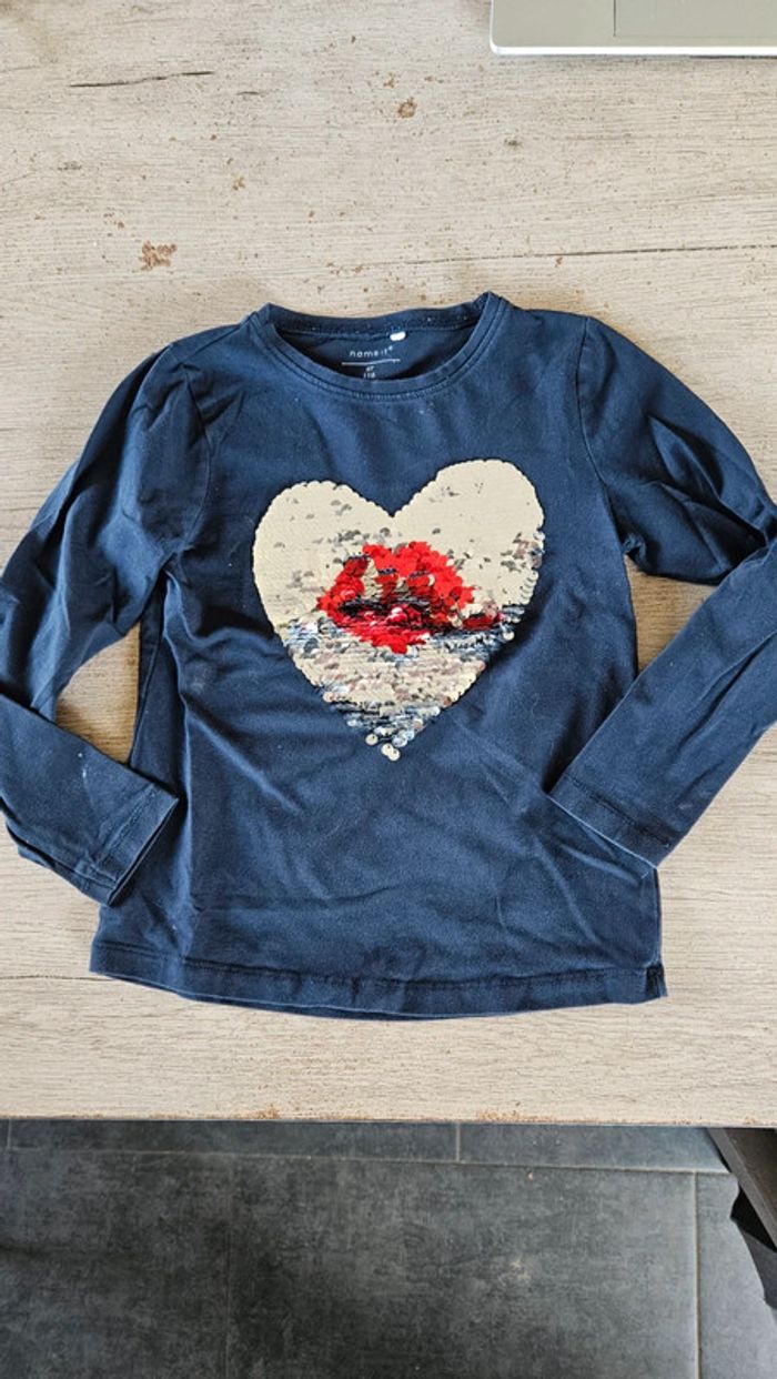 T shirt à manches longues, bleu foncé avec coeur en sequins, Name It, 6 ans, peu mis - photo numéro 2