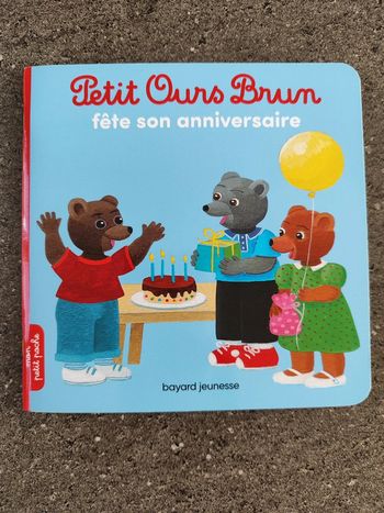 Petit ours brun fête son anniversaire