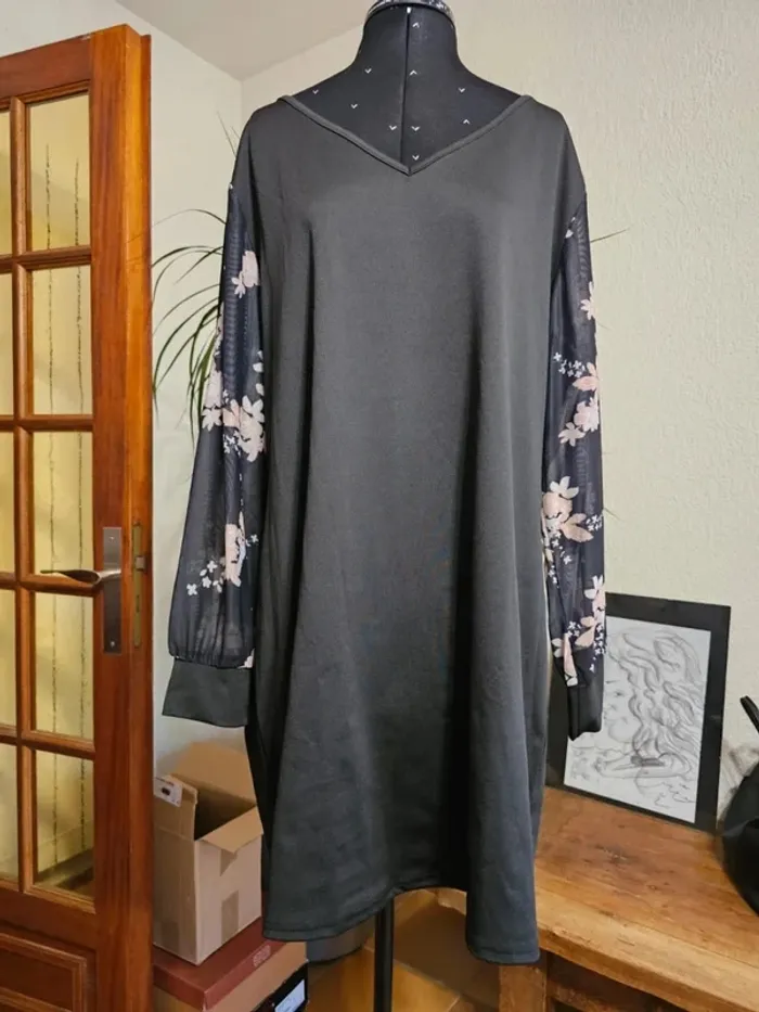Élégante Robe Noire Grande Taille 3XL Manches Fleuries Bohème Chic Vintage