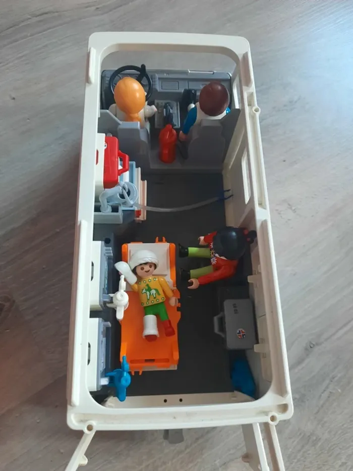Ambulance 'Playmobil' - photo numéro 3