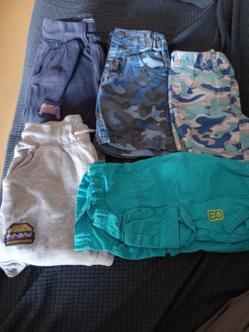 Deux pantalons plus 3 shorts