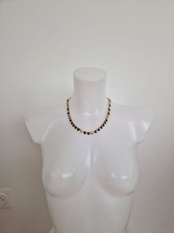 Collier vintage doré avec du bleu, vert