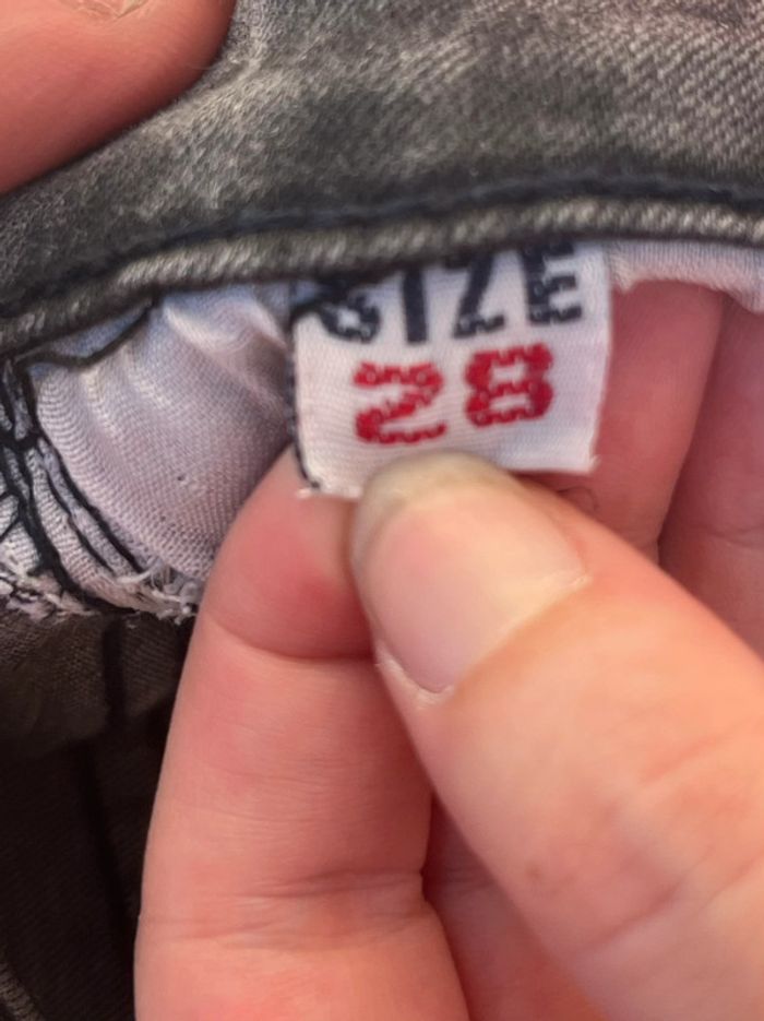 Jean troué taille basse gris nuancé, motif tête de mort sur poche arrière. - photo numéro 12