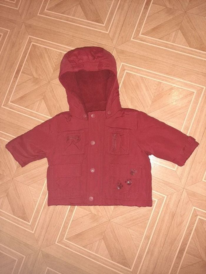 Parka 3 mois rouge doublé polaire. Capuche.