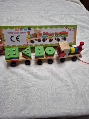 Petit train en bois neuf trieur de formes