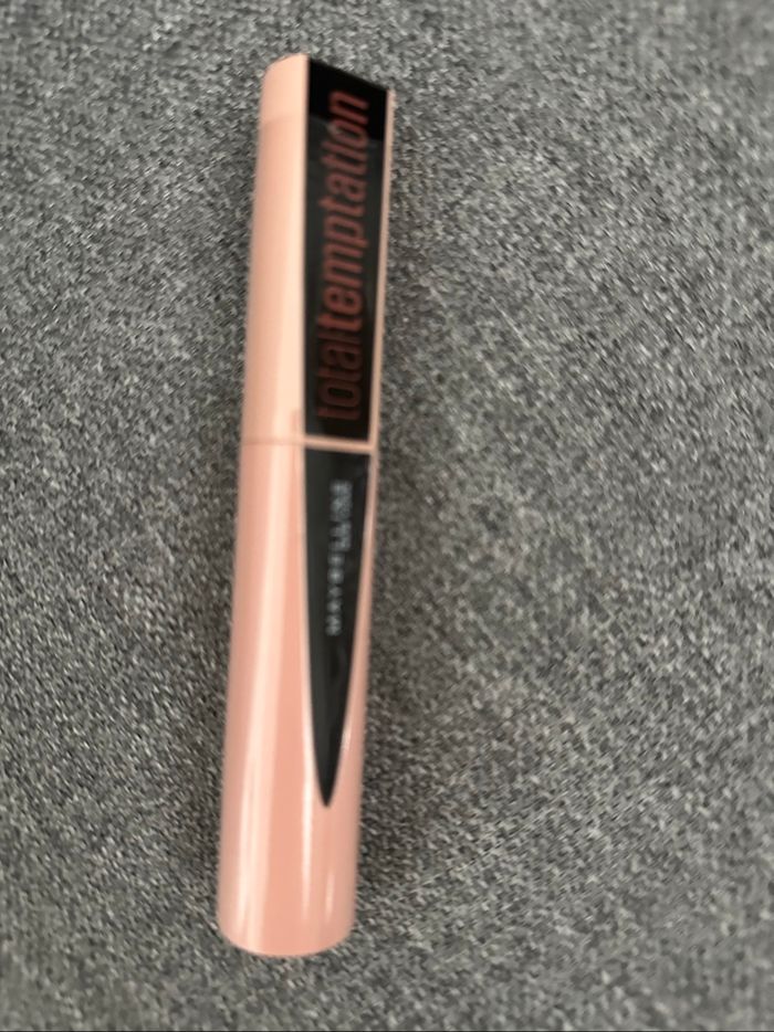 Mascara noir maybelline new-york total temptation neuf avec étiquette