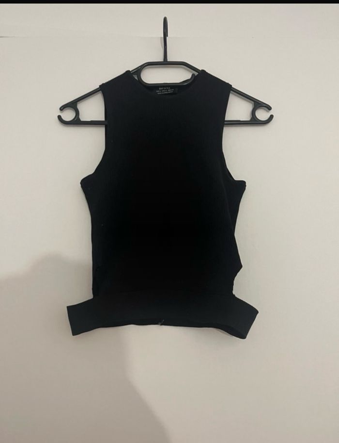Haut noir sans manche