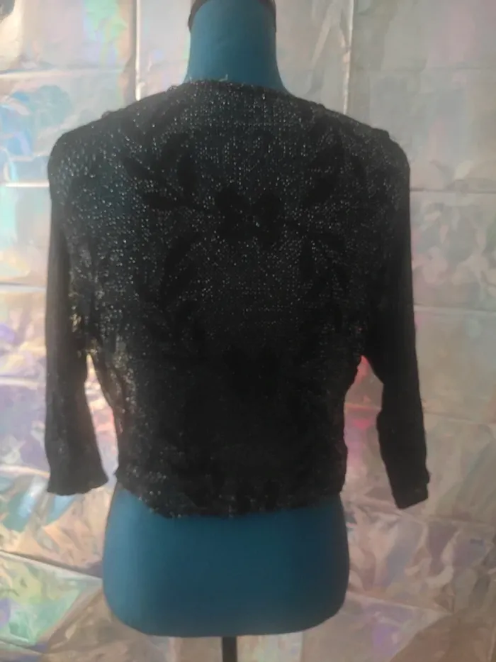 Pull court en crochet noir argenté avec franges - photo numéro 3