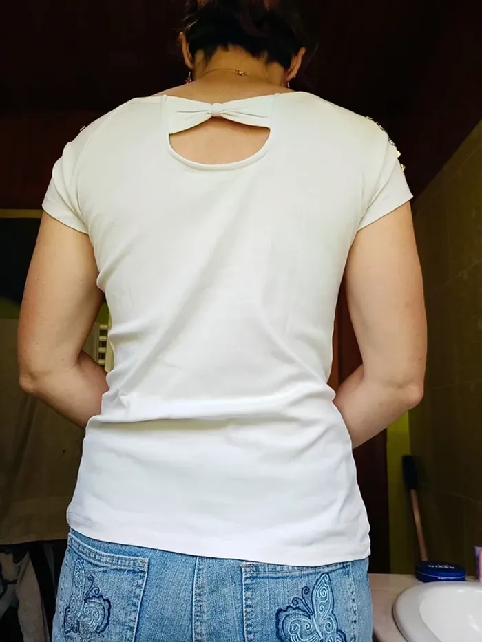 T-shirt femme blanc avec tête de mort sur les épaules - photo numéro 5