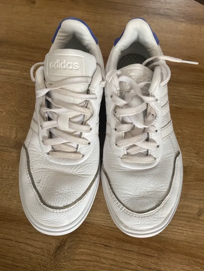 Baskets Adidas blanches avec détails colorés – Pointure 40 - photo numéro 3