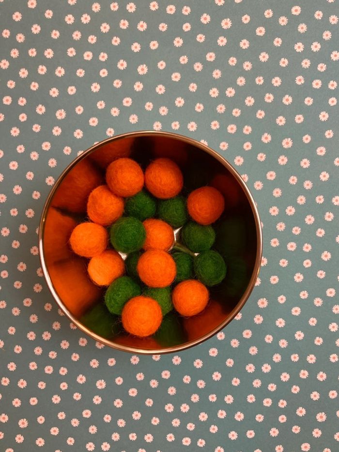 Pompons en feutre d'1,5cm orange et vert