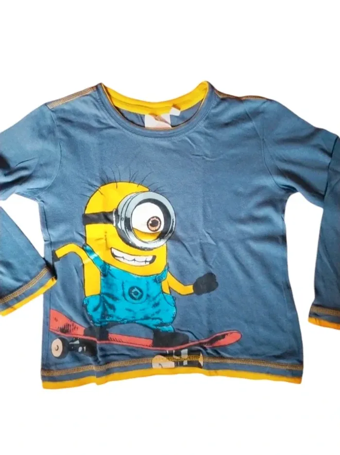 T-shirt  minion skateboard oarad  taille 6 ans