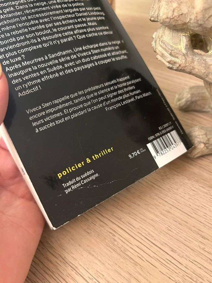 Livre Une écharpe dans la neige - photo numéro 4