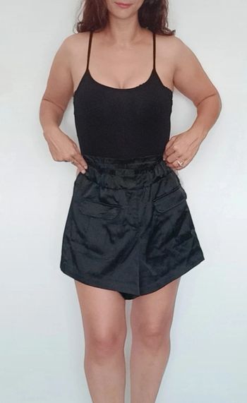 Short chic en satin noir taille 34