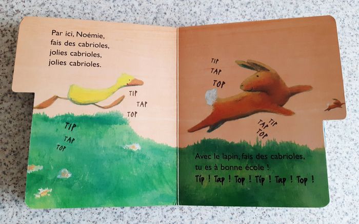 Livre cartonné et coloré Un petit tour avec Noémie - photo numéro 4