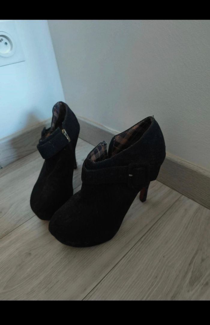 Chaussure à talon fermé.