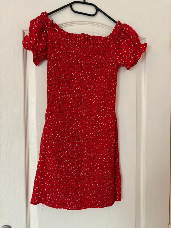 Robe rouge avec fleurs à manches courtes - photo numéro 2