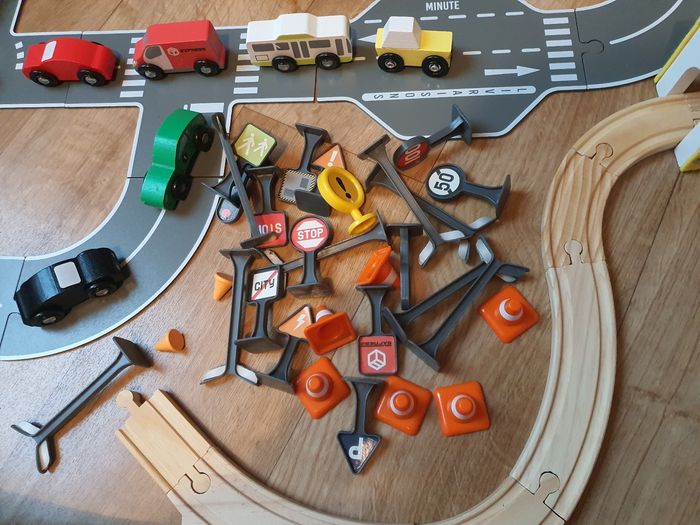 Garage avec circuit voiture et train en bois - photo numéro 5