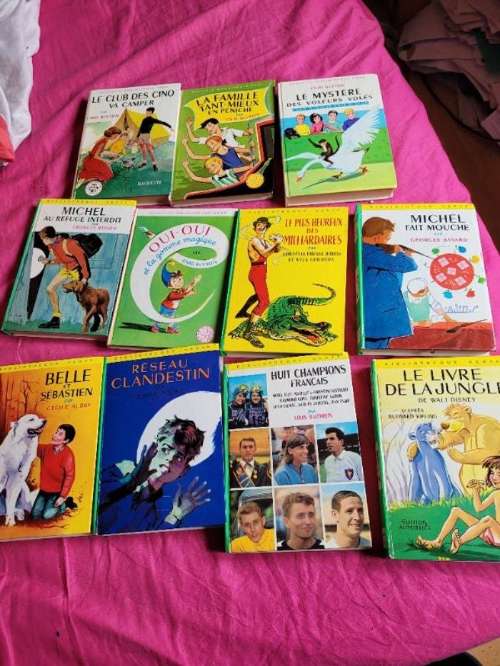 Livres bibliothèque roses et vertes