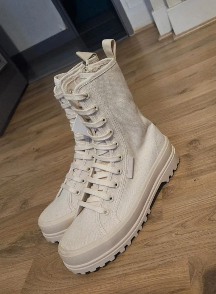 Bottines Superga beige/écru neuves jamais portées dans leur boîte d'origine taille 38