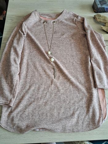 Tunique rose avec bijou