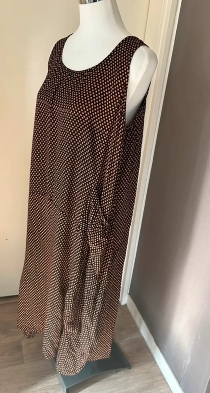 La fée Maraboutée robe longue été coupe déstructurée oversize noir à pois orange - photo numéro 4