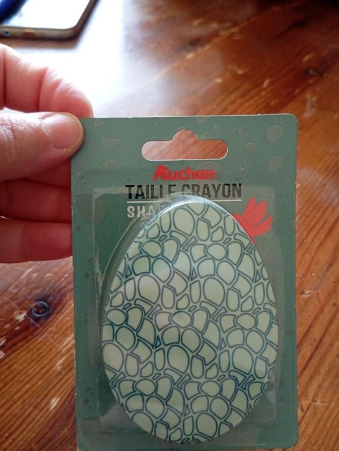 Taille crayon.