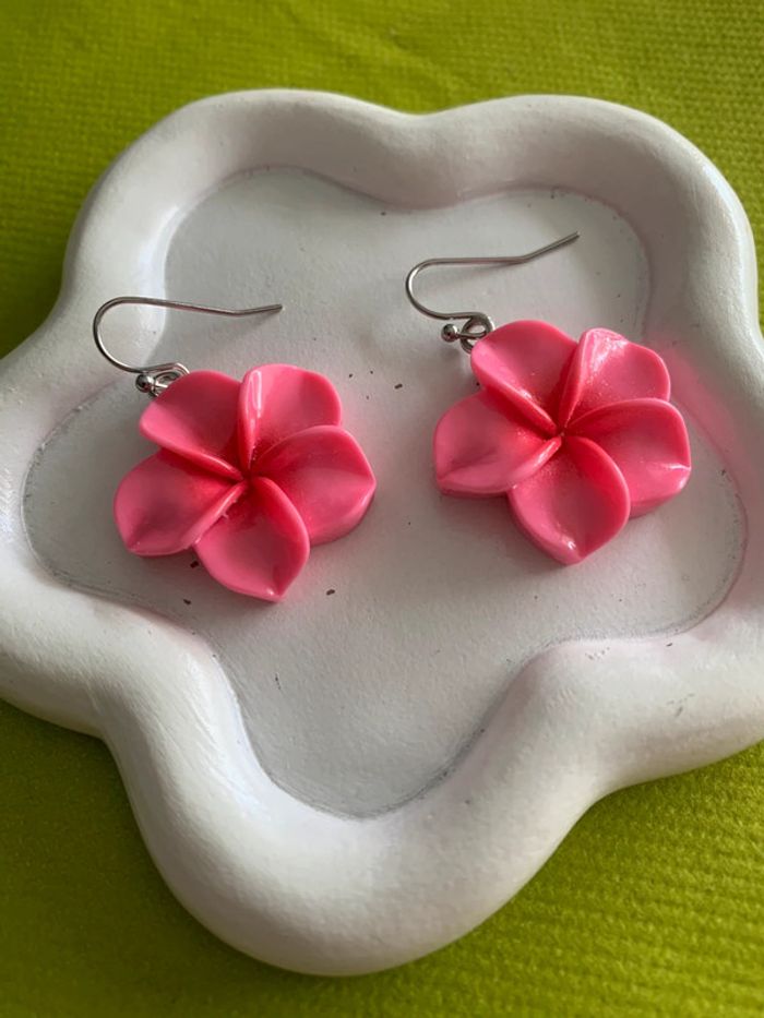Boucles d’oreilles fleur d’hibiscus rose en résine - photo numéro 2